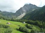 Untere Richtersalpe mit Stallgebäude (rechts abseits), gesehen vom Gasthaus  Gaisalpe  mit Blick auf das Rubihorn - Oberhalb der Alpe ungefähr liegen die beiden Gaisalpseen übereinander (August 2010)