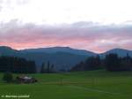 Von der abendlichen Sonne angeleuchtete Wolken oberhalb der  Hörner  westlich des Illertales bei Sonthofen (Allgäu 2010)