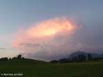 Einige von der tiefstehenden Abendsonne angeleuchteten Wolken zwischen Wittelsbacher Höhe und Grünten (August 2010)