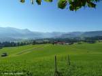 Warum sind die Wiesen im Allgäu immer so grün? Weil es so oft regnet oder, wie einige Allgäuer gerne sagen, die Berge gewaschen werden müssen… Panoramablick von der Wittelsbacher Höhe über Schweineberg auf den Allgäuer Hauptkamm hinter Oberstdorf an diesem herrlichen Sommertag (August 2010)