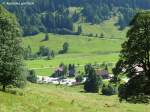 Rohrmoos aus der halben Höhe betrachtet mit (v.l.n.r) ehem. Forsthaus, Kapelle und Gasthof (Oberallgäu - August 2010)