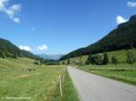 Der Weg zurück durch das Rohrmoostal  nach Tiefenbach führt vorbei an der Alpe Schattwald durch das Rohrmoostal (Oberallgäu - August 2010)