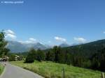 Am Ortseingang von Tiefenbach geht der Blick auf die Berge östlich von Oberstdorf - > unten im Tal (Oberallgäu - August 2010)