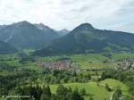 Vom Parkplatz am Aussichtspunkt der Jochstraße zwischen Bad Hindelang und Oberjoch geht der Blick in das Ostrachtal mit dem Hindelanger Orsteil Bad Oberdorf und dem markanten Imberger Horn dahinter (Oberallgäu - August 2010)