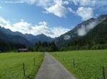 Durch das Stillachtal auf dem Weg von Fastenoy (Talstation Fellhornbahn) an Café Anatstein vorbei in Richtung Birgsau (Oberallgäu - August 2010)