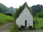 Kapelle und drei Häuser - das ist Deutschlands südlichster ständig bewohnter Ort. Der Weg hinter der Kapelle vorbei führt durch das Bacherloch zum Waltenberger Haus (Oberallgäu - August 2010) 