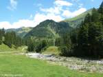 Das Ende des Rappenalptales ist zugleich der Beginn des Stillachtales, den am Taleingang liegt Einödsbach, wo auch der Weg über die Brücke des Rappenalpbaches hinweg führt (Oberallgäu - August 2010)