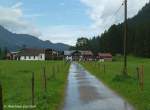 Nach einem kurzen und heftigen Regenschauer beim Rückmarsch aus dem Rappenalptal kommt die Sonne langsam wieder raus: Birgsau mit der Wendelinskapelle und den beiden gegenüberliegenden Gasthäusern ist in Sicht (Oberallgäu - August 2010)