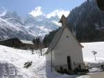 Kapelle und Hof von Einödsbach - das Ganze mit Blau-Weiß drumherum (Oberallgäu - Ostern 2004)