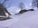 Gasthof Gerstruben rechts und Spitze des Höfats in weiß - so gesehen beim Aufstieg nach Gerstruben kurz vor der letzten Kurve (Oberallgäu - Ostern 2004)