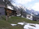 Der Höfats im Hintergrund und einige der alten Bauernhöfe und die Kapelle im Vordergrund (Oberallgäu - Ostern 2004)