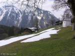 Blick aus dem Dietersbachtal auf Gerstruben mit den alten Häusern (Oberallgäu - Ostern 2004)