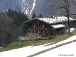 Ganz schön viel Holz vor der Hütte… Einer der uralten Häuser von Gerstruben (Oberallgäu - Ostern 2004)