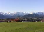 Blick von der Wittelsbacher Höhe über Schweineberg auf den Allgäuer Hauptkamm bei schönstem Frühlingswetter (Oberallgäu - Ostern 2004)