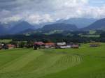 Blick von der Wittelsbacher Höhe auf Schweineberg, ein Ortsteil von Ofterschwang über das Illertal und einen Teil des Allgäuer Hauptkamms (Kreis Oberallgäu, Juli 2008)