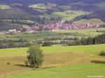 Blick von der Wittelsbacher Höhe auf Altstäden, ein Ortsteil von Sonthofen (Kreis Oberallgäu, Juli 2008), wo gerade ein Alex in Richtung Oberstdorf fährt.