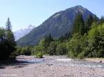 Im Trettachtal hinter Oberstdorf mit der Trettachspitze ganz im Hintergrund (Kreis Oberallgäu, Juli 2008)