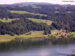 Blick auf den Großen Alpsee bei Immenstadt von der Südseite mit Eisenbahnstrecke auf der Nordseite (Kreis Oberallgäu, Juli 2008)