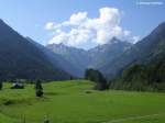 Durch Dietersberg geht es längst der Trettach (rechts neben der Wiese unterhalb der Bäume) mit den Zielen Christlessee, Spielmannsau und weiter hochalpin über den Wanderweg E 5 Richtung Kemptner Hütte (Oberstdorf, Kreis Oberallgäu, Juli 2008)