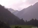 Gewitterschauer über dem Trettachtal, aus der Tür vom Gasthaus in Gerstruben, daher im Trockenem (Oberstdorf, Oberallgäu, Juli 2008)