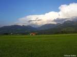 Blick ins von der Abendsonne angeleuchtete Ostrachtal zwischen Sonthofen und Bad Hindelang: das markante Gebäude links neben dem Schuppen ist der Turm der GOB-Kaserne in Sonthofen (Oberallgäu, Juli 2008)