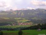 Von oben ins Illertal - hinter der Wiese links sieht man die Iller glänzen - hinüber über Altstädten hinauf zu den Sonnenköpfen (Oberallgäu im Juli 2008)