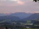 Vor dem Sonnenaufgang kurz nach 06:00 Uhr liegt im Illertal noch teilweise der Nebel, einige Gipfel des Allgäuer Hauptkamms werden schon angestrahlt (Oberallgäu, Juli 2008)