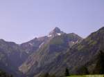 Die Trettachspitze bei schönstem Sommerwetter und strahlend blauem Himmel hoch oben über dem Trettachtal hinter Oberstdorf (Oberallgäu, 31. Juli 2008)