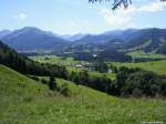 Der Blick über das Illertal vorne hinweg in das Kleinwalsertal - links ist Oberstdorf zu erkennen (Sommer 2009)