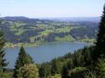 Hoch über dem Alpsee bei Immenstadt-Bühl mit weitem Blick in das Voralpengebiet (Oberallgäu, Sommer 2009)