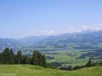 Nahe der Weltcuphütte an der Bergbahn Ofterschwang auf der Hörnergruppe bietet sich bei schönem Wetter dieser Blick über das Illertal bis ins Ostrachtal östlich von Sonthofen (Landkreis Oberallgäu, Sommer 2009)