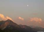 Der Mond steht über dem Allgäuer Hauptkamm, links das Rubihorn (Landkreis Oberallgäu, Sommer 2009)