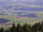 Blick vom Ofterschwanger Horn ins Illertal: Wielenberg links unten und mittig Schweineberg sind Ortsteile von Ofterschwang, oben links die GOB-Kaserne und darunter das Wonnemar (Sonthofen) und mittig Altstädten, ein Stadtteil von Sonthofen (Landkreis Oberallgäu, Sommer 2009) 