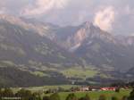 Blick auf Nebelhorn und Rubihorn - davor liegt Schöllang mittig und Reichenbach rechts hinten (Landkreis Oberallgäu, Sommer 2009)