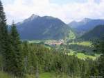 Aufstieg zur Buchelalpe mit Blick auf Unterjoch im Tal (Markt Bad Hindelang, Landkreis Oberallgäu, Sommer 2009)