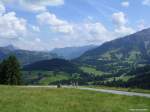 Der Aufstieg zur Buchelalpe ist fast geschafft und bietet einen weiten Blick hinaus in das Tannheimer Tal geradeaus (Sommer 2009)