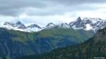 Unterhalb des Fellhorns mit Blick über das Stillachtal hinweg auf die schnee bedeckten Berggipfel der Ostseite (Landkreis Oberallgäu, September 2013)