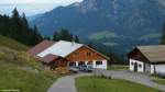 Schlappold-Höfle auf 1.300 Meter über NN, im Hintergrund die von der Vierschanzen-Tournee bekannten Sprungschanzen oberhalb von Oberstdorf (Landkreis Oberallgäu, September 2013)