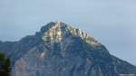 Das Gipfelkreuz vom Rubihorn bei Oberstdorf ist in der Sonne am frühen Abend gut zu erkennen (Landkreis Oberallgäu, September 2013)