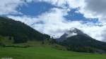 Rubihorn rechts und Nebelhorn hinten in den Wolken mit Schnee gepudert von Reichenbach am Moorschwimmbad aus gesehen (Landkreis Oberallgäu, September 2013)