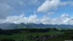 Von halber Höhe ins Illertal und die Hörnergruppe in der Sonne, während unten Reichenbach im Schatten liegt (Landkreis Oberallgäu, September 2013)