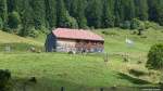 Auf gleicher Höhe wie das Berggasthof Gaisalpe rechts davon liegt die Untere Richteralpe. Am Morgen des Aufnahmetages wurde das Braunvieh von dem Gebiet um die Obere Richteralpe aufgrund des kalten Wetters und Schnees hier herunter geholt (Landkreis Oberallgäu, September 2013)