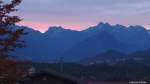 Leuchtender Himmel am frühen Morgen über dem Allgäuer Hauptkamm bei Oberstdorf (Landkreis Oberallgäu, Bayern, Oktober 2013)