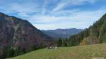 Ende Oktober ist es nochmals warm, so dass es einige Wanderer in Gerstruben nicht nehmen ließen, sich ins Gras zu legen und die Sonne zu genießen (Landkreise Oberallgäu, Oktober 2013)