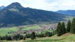 Die Jochstraße verbindet Bad Hindelang im Ostrachtal (hier auf dem Bild) mit Ober- und Unterjoch. Links hinten ist das Imberger Horn, hinten rechts die Hörnergruppe westlich des Illertales zu sehen (Oktober 2013)