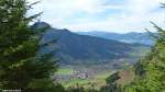 Weiter auf dem Fußweg in Richtung Hirschalpe geht der Blick auf Bad Hindelang im Ostrachtal: hinter der Flanke vom Imberger Horn ist der Hohe Ifen auszumachen (Oktober 2013)