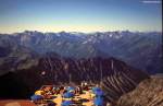 Blick vom Nebelhorn über die Gipfelterrasse auf Allgäuer Berge - Scan vom Dia (Landkreis Oberallgäu, Bayern, August 1987)