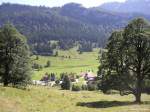 Blick auf Rohrmoos, ein zu Oberstdorf gehörender Ortsteil an der Starzlach - mittig zu erkennen (Landkreis Oberallgäu, August 2010)