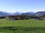 Blick von Café Mayr in Ofterschwang-Schweineberg auf den Allgäuer Hauptkamm bei schönstem Frühlingswetter (Oberallgäu - Ostern 2004)