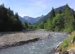 Die Trettach im gleichnamigen Tal mit der gleichnamigen Bergspitze hinten in der Mitte - hinter Oberstdorf auf der Brücke nach Cafè Jägerstand (Landkreis Oberallgäu - Sommer 2004)